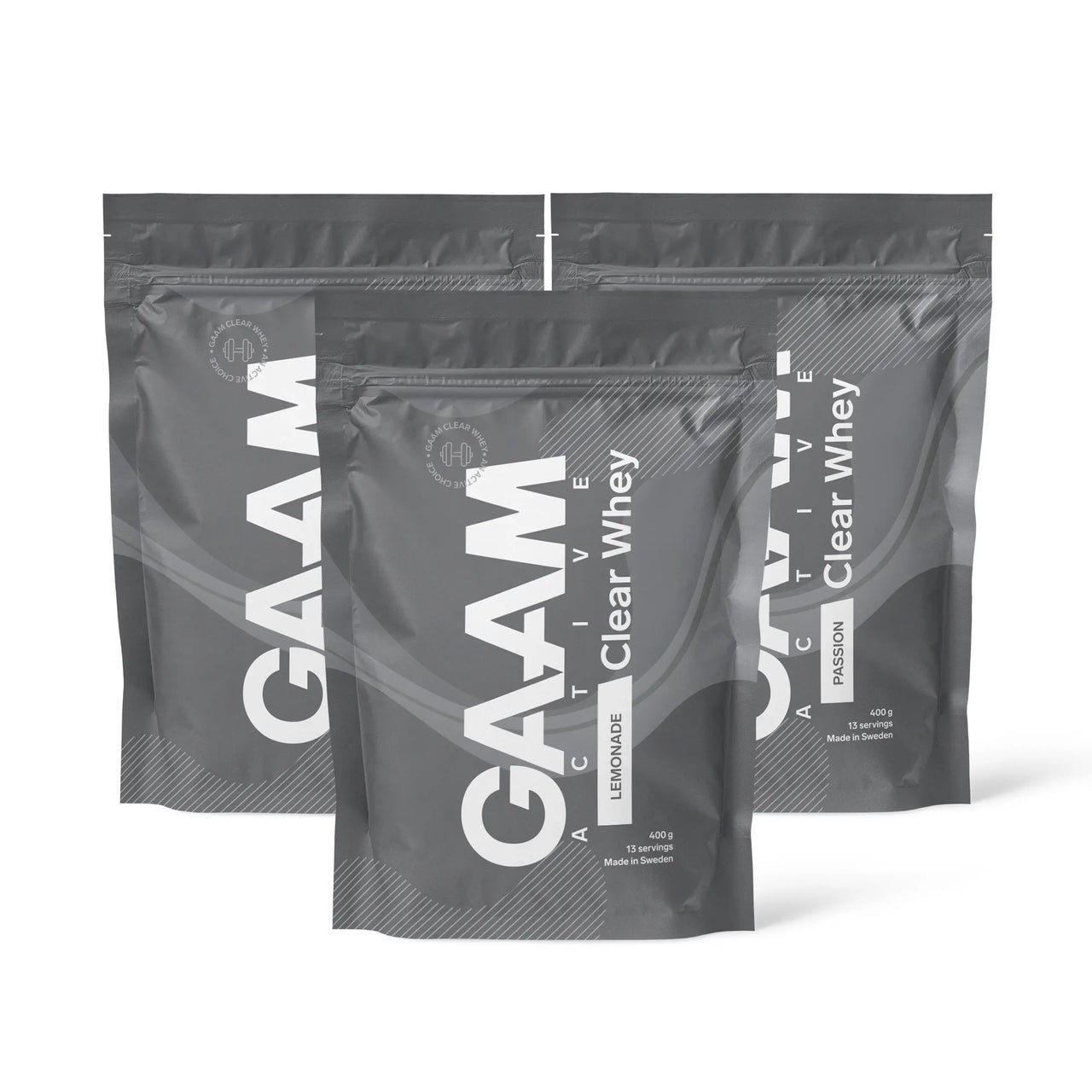 3 x GAAM Active Clear Whey Proteinpulver 400 g harmaissa pusseissa valkoisella tekstillä, makuina Lemonade ja Passion.