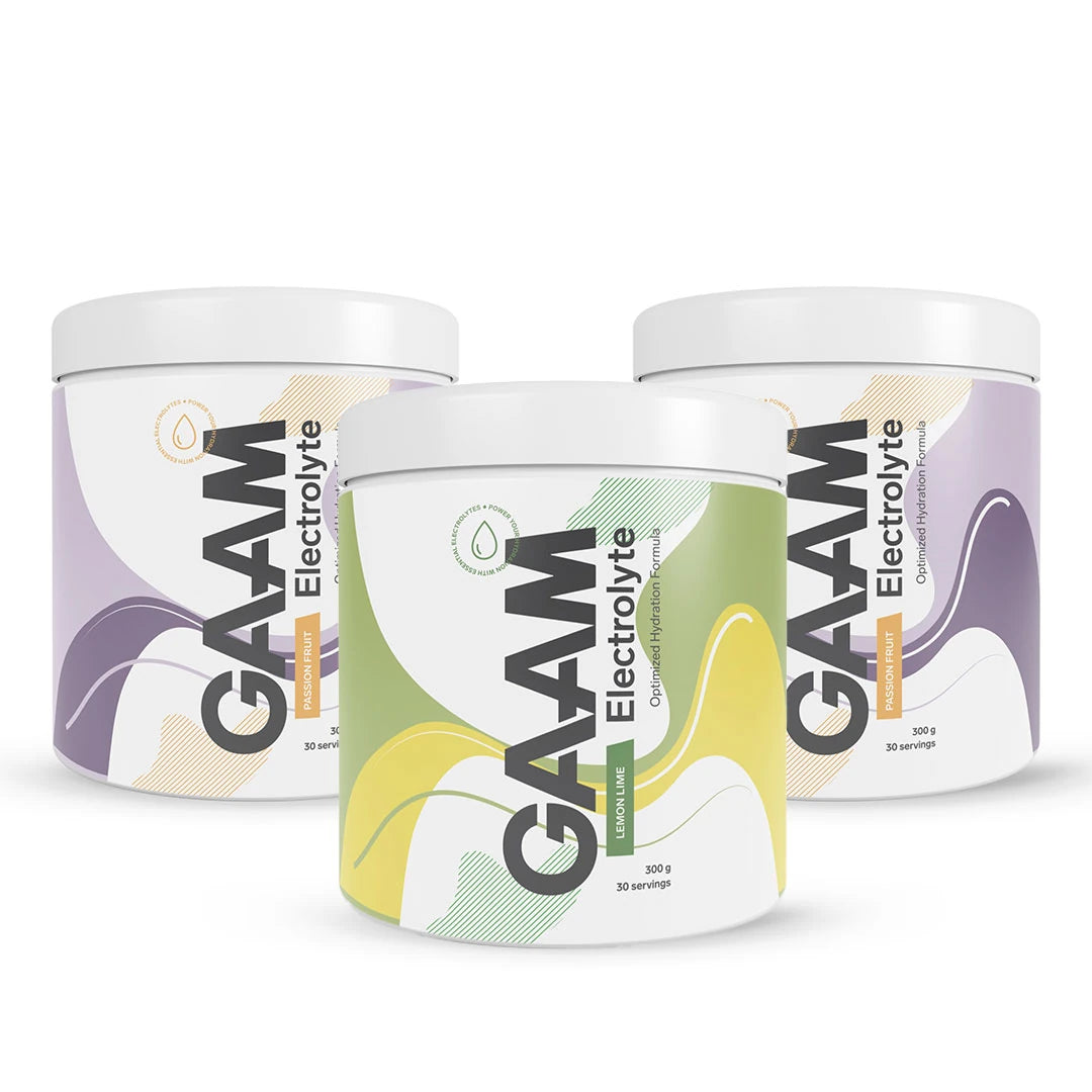 3 x GAAM Electrolyte 300 g kolmessa valkoisessa purkissa, joissa on värikkäitä yksityiskohtia makujen Passion Fruit ja Lemon Lime mukaan.