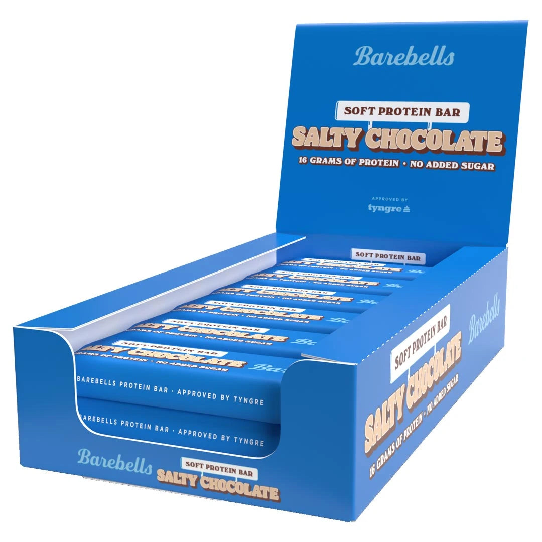 12 x Barebells Soft Protein Bar 55 g Salty Chocolate sinisessä esittelylaatikossa valko-ruskeilla yksityiskohdilla.