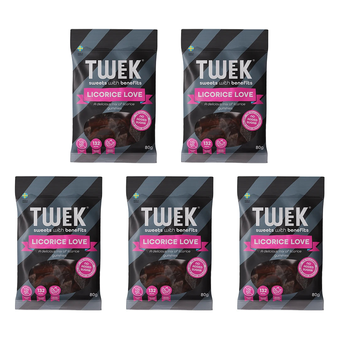 Viisi mustaa 5 x Tweek Sweets 80 g Licorice Love -makeispussia vaaleanpunaisilla yksityiskohdilla valkoisella taustalla.