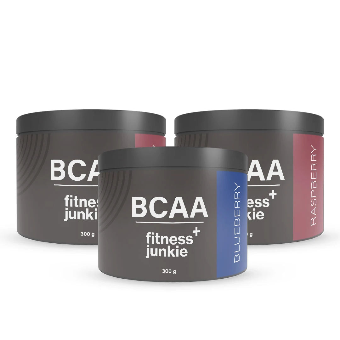 3 x fitnessjunkie BCAA 300 g kolmessa mustassa purkissa värillisillä etiketeillä mauille Blueberry ja Raspberry.
