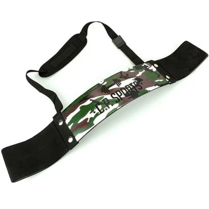 Maastokuvioitu C.P. Sports Biceps Blaster Camo -treeniväline mustilla neopreenipehmusteilla ja säädettävällä hihnalla.