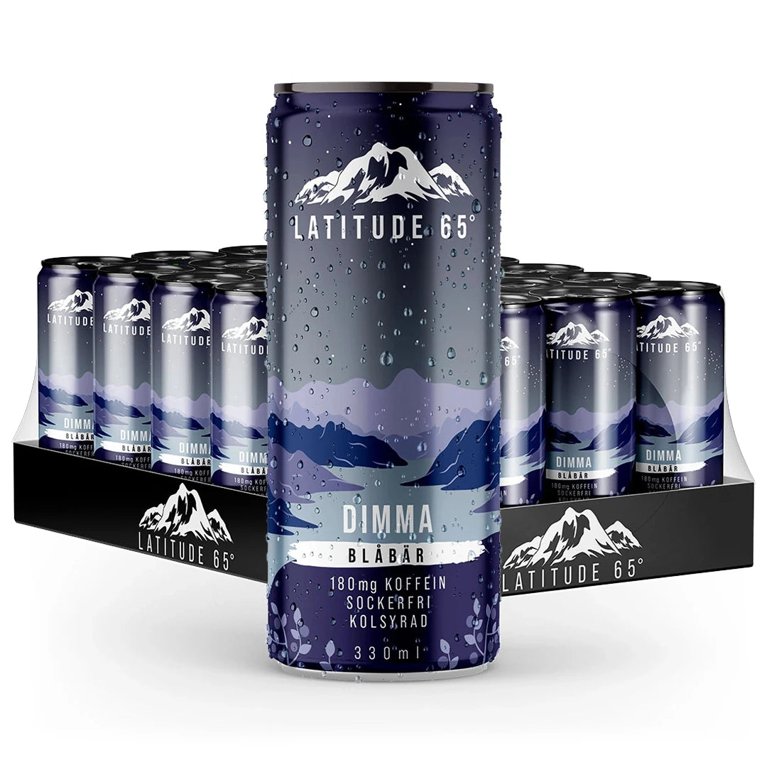 24 x Latitude 65 330 ml Dimma - Blåbär mustassa laatikossa, jossa on tummanvioletteja tölkkejä tunturimaisemalla.
