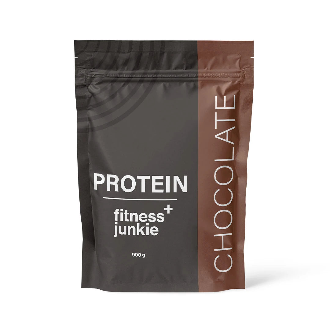 fitnessjunkie Protein 900 g -proteiinijauhe makuna Chocolate tummanharmaassa pussissa ruskeilla yksityiskohdilla.