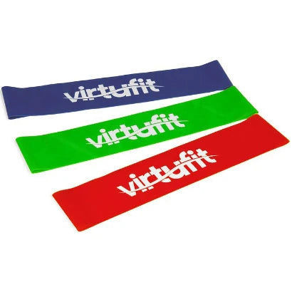 Virtufit Mini Bands 3-pack sisältää punaisen, vihreän ja sinisen harjoitusnauhan, joissa on valkoiset logot.