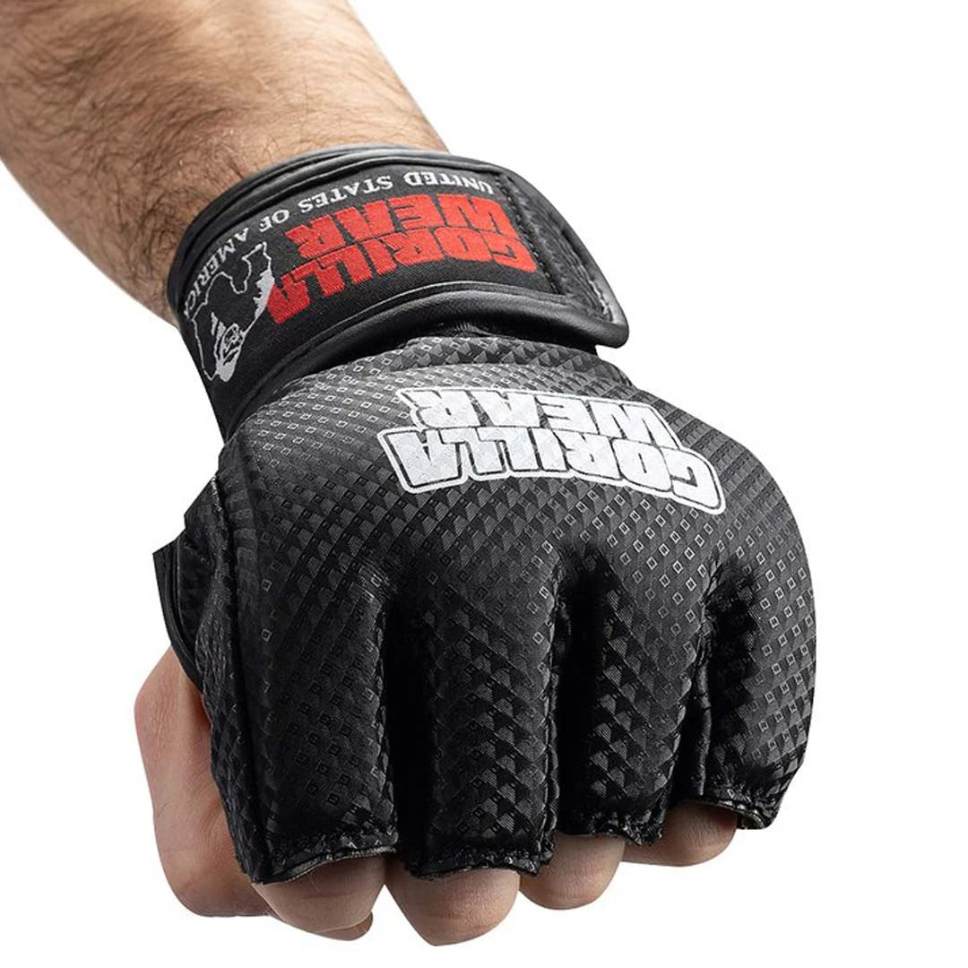 Gorilla Wear Berea MMA Gloves (without thumb) Black & White mustalla hiilikuitukuvioinnilla puristetussa nyrkissä.