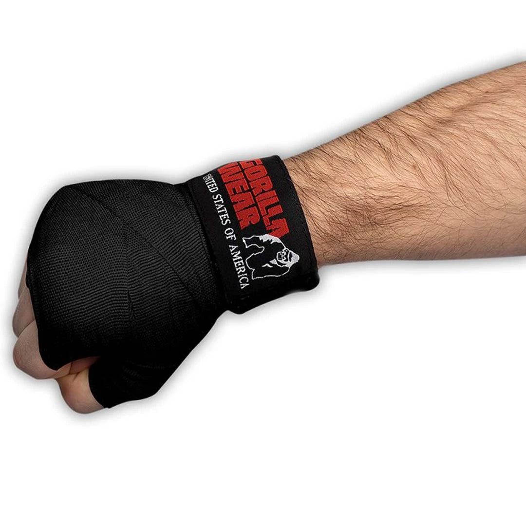 Gorilla Wear Boxing Hand Wraps Black nyrkin ympärillä, mustaa joustavaa puuvillaa punaisella logolla.