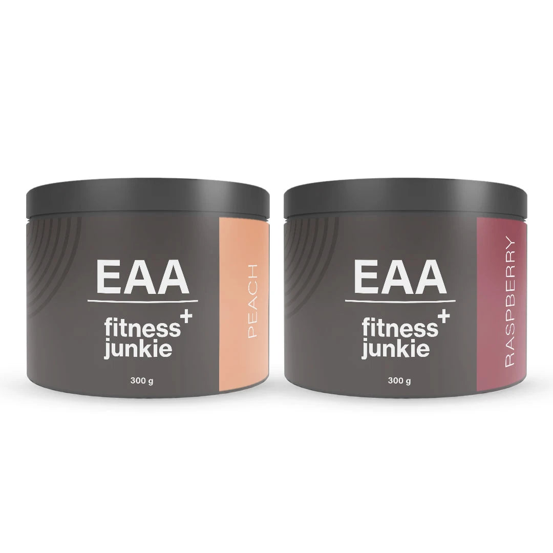 2 x fitnessjunkie EAA 300 g kahdessa tummanharmaassa purkissa, joissa on persikansävyisiä ja vadelmanpunaisia yksityiskohtia mauissa Peach ja Raspberry.