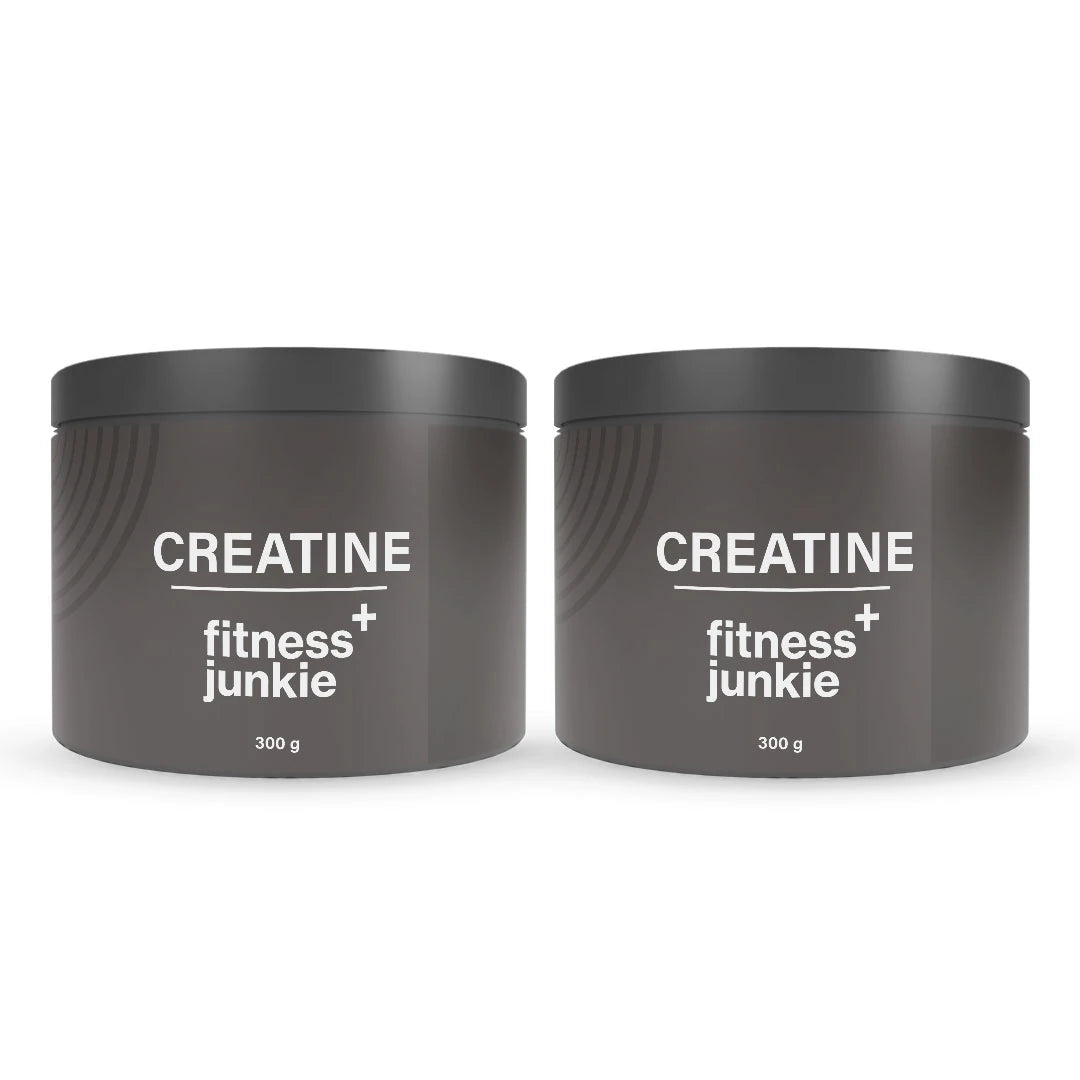 2 x fitnessjunkie Creatine 300 g kahdessa harmaassa purkissa valkoisella tekstillä voiman ja kestävyyden kasvuun.