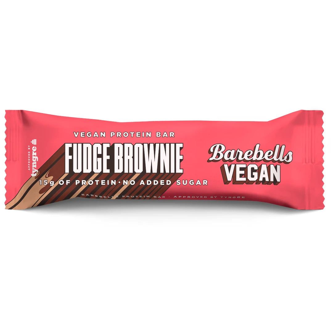 Barebells Vegan Protein Bar 55 g vaaleanpunaisessa pakkauksessa ruskeilla yksityiskohdilla, makuna Fudge Brownie., kuva 2/2