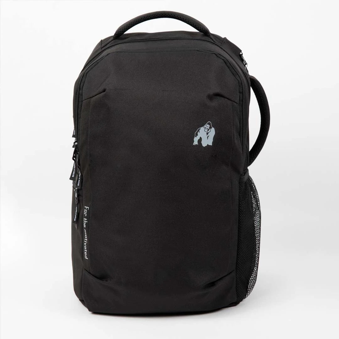 Musta Gorilla Wear Akron Backpack Black -treenireppu harmaalla logolla ja käytännöllisillä vetoketjuilla, ihanteellinen työhön ja treeniin.