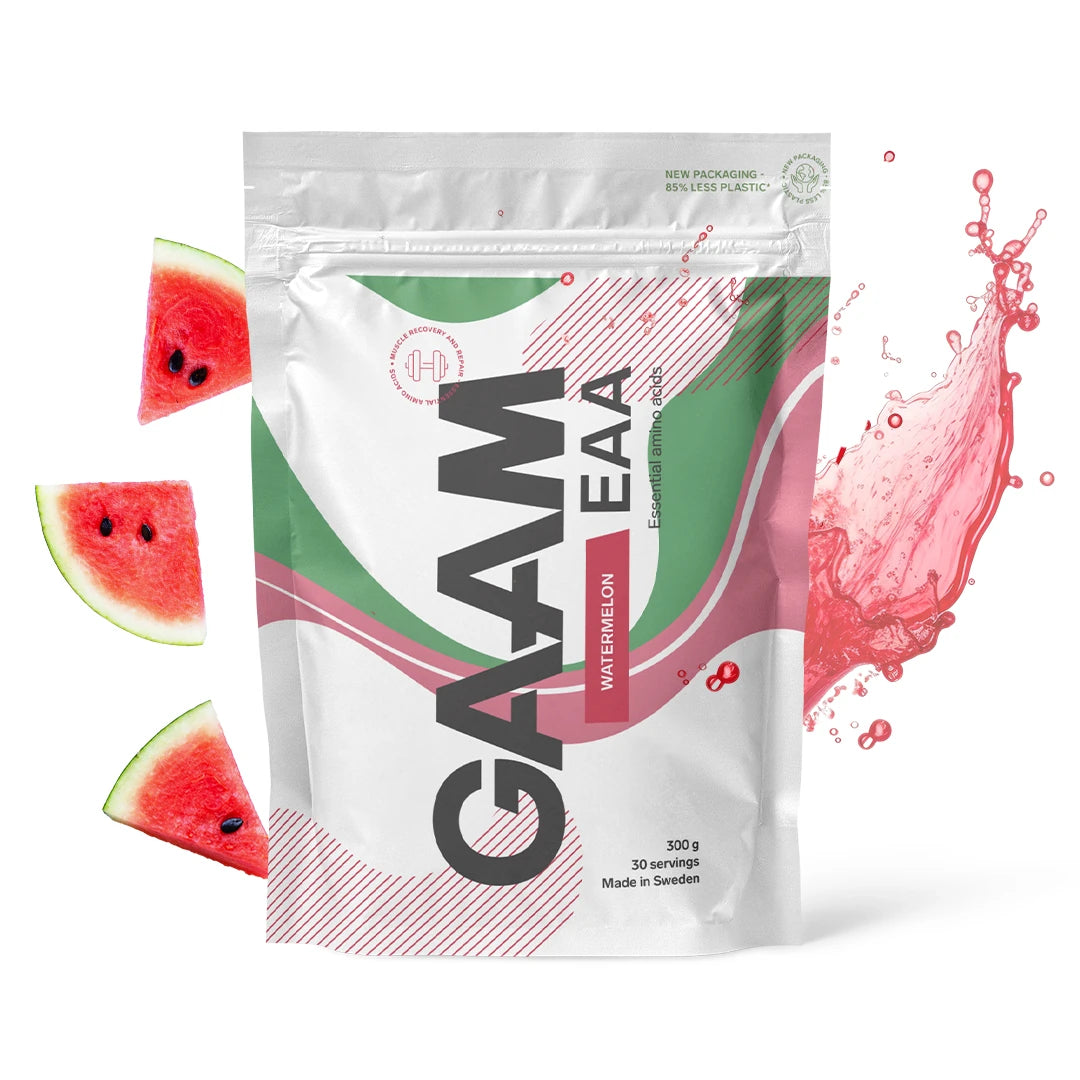 Valkoinen pussi GAAM EAA 300 g -aminohappojauhetta maussa Watermelon, vieressä vesimelonia ja mehuroiske.