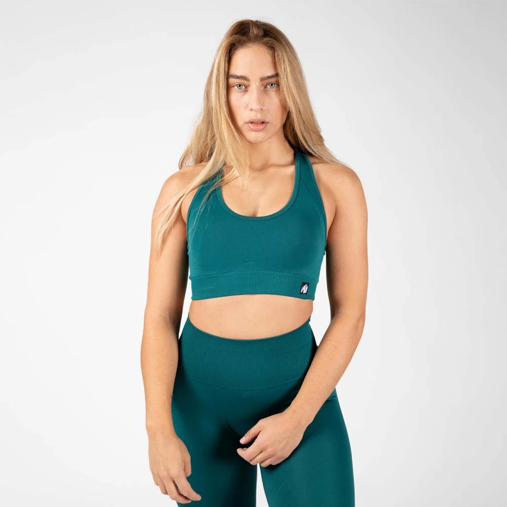 Gorilla Wear Yava Seamless Sport Bra Green, vihreä saumaton urheiluliivi ribatulla resorilla mallin yllä., kuva 3/3