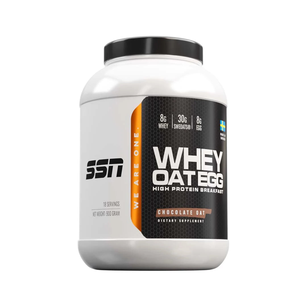 SSN Whey Oat Egg 900 g -proteiinijauhe valkoisessa purkissa mustilla ja oransseilla yksityiskohdilla, makuna Chocolate Oat.