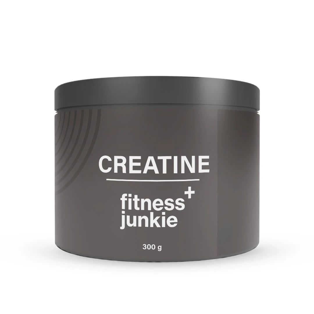 fitnessjunkie Creatine 300 g -kreatiinijauhe tummanharmaassa purkissa, jossa on musta kansi ja valkoinen teksti.