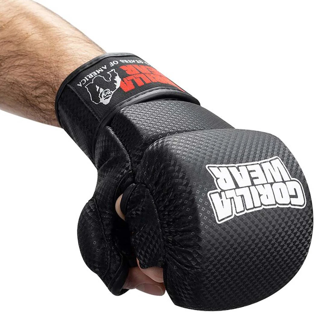 Hiilikuitukuvioiset Gorilla Wear Ely MMA Sparring Gloves Black & White -hanskat kädessä treenin aikana.