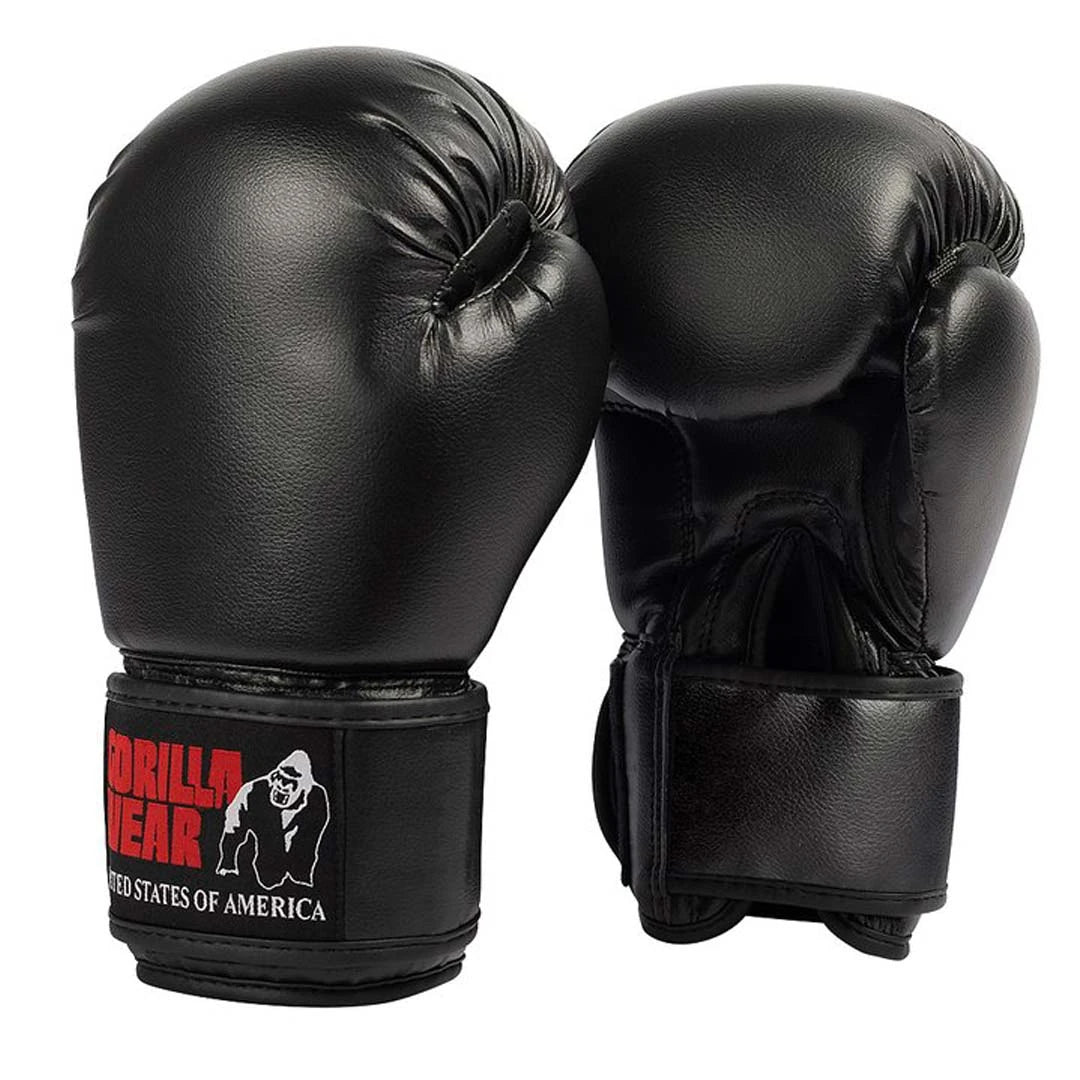 Mustat PU-nahkaiset Gorilla Wear Mosby Boxing Gloves Black -nyrkkeilyhanskat, joissa on logo tarrakiinnityksessä.