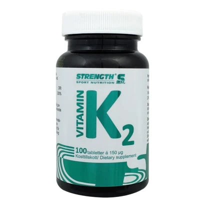 Strength Vitamin K2 100 caps mustassa muovipurkissa, jossa on valkoinen kansi ja vihreää tekstiä etiketissä.