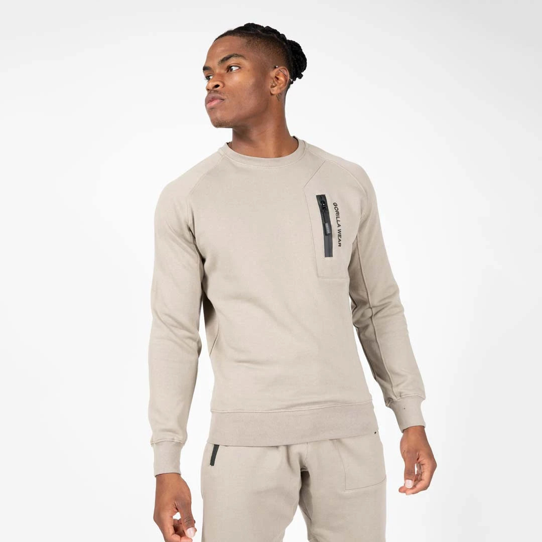 Gorilla Wear Newark Sweater Beige miesmallin päällä, rento treenipaita mustalla vetoketjullisella rintataskulla., kuva 2/8