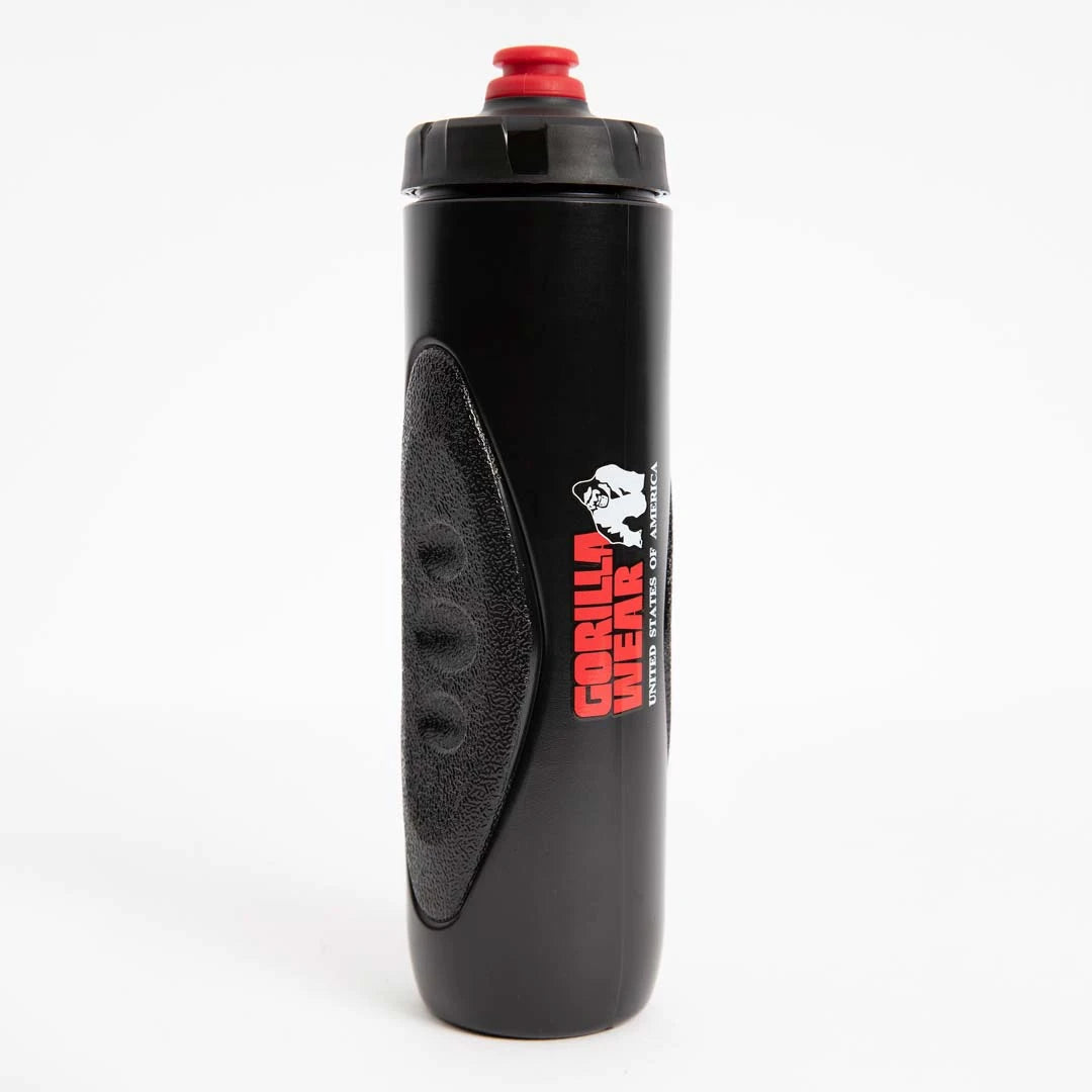 Musta Gorilla Wear Grip Sports Bottle 750 ml muovipullo pitävällä pinnalla ja punaisella yksityiskohdalla.