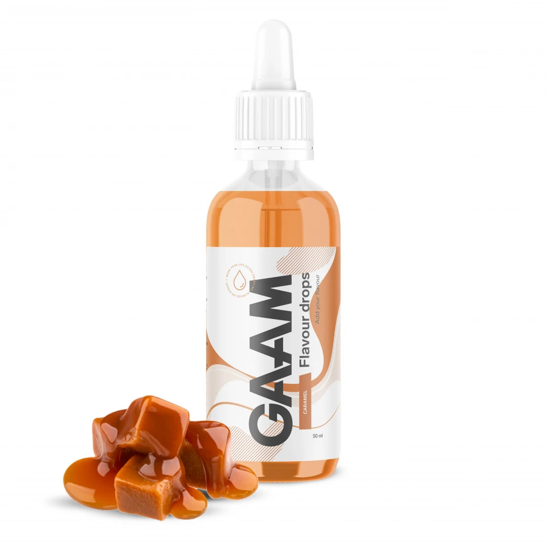GAAM Flavour drops 50 ml makuna Caramel, pullo valkoisella pipetillä pehmeiden toffeepalojen vieressä.