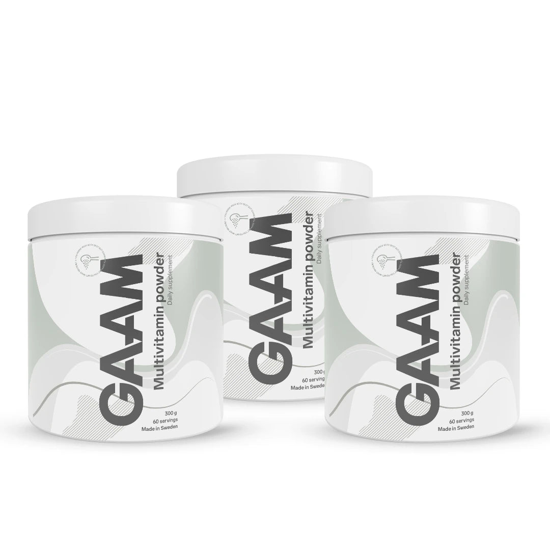 3 x GAAM Multivitamin Powder 300 g kolmessa valkoisessa purkissa harmailla yksityiskohdilla ja mustalla tekstillä.