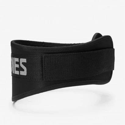 Better Bodies Basic Gym Belt Black on musta, neopreeninen treenivyö, jossa on tarranauhakiinnitys ja logo.