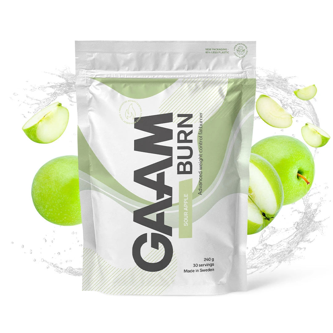 Valkoinen pussi GAAM Burn 240 g -rasvanpolttajaa maussa Sour Apple, ympärillään vihreitä omenia ja vesiroiskeita.