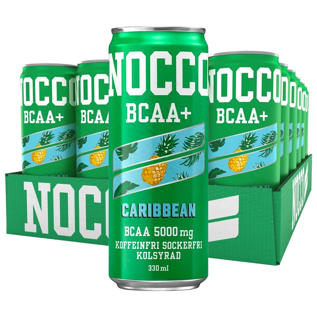 24 x NOCCO BCAA 330 ml Caribbean Koffeinfri vihreässä esittelylaatikossa, jossa on BCAA-juomatölkkejä ananaskuvioilla.