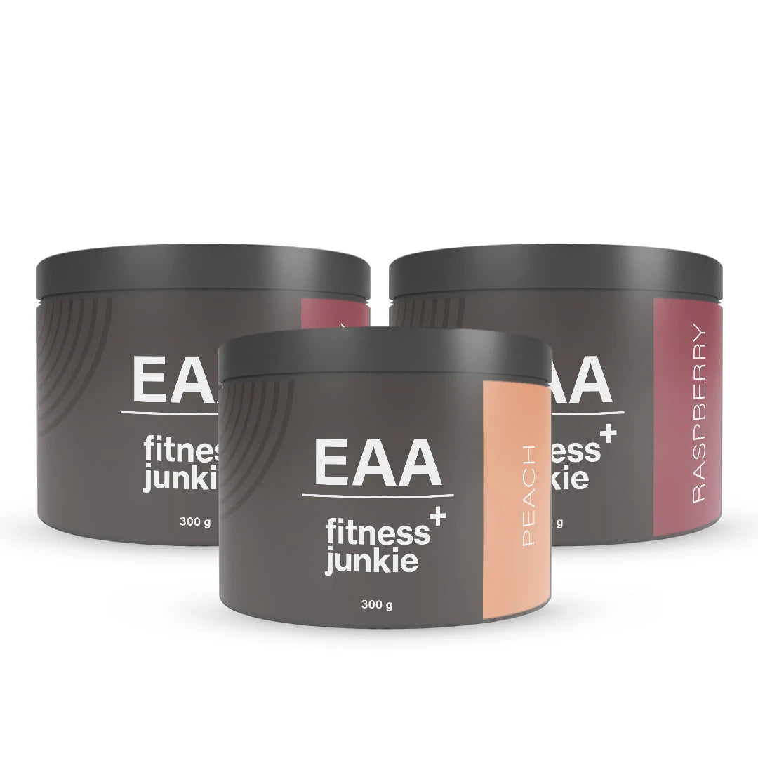 3 x fitnessjunkie EAA 300 g kolmessa tummanharmaassa purkissa, joissa on väriyksityiskohtia mauille Peach ja Raspberry.