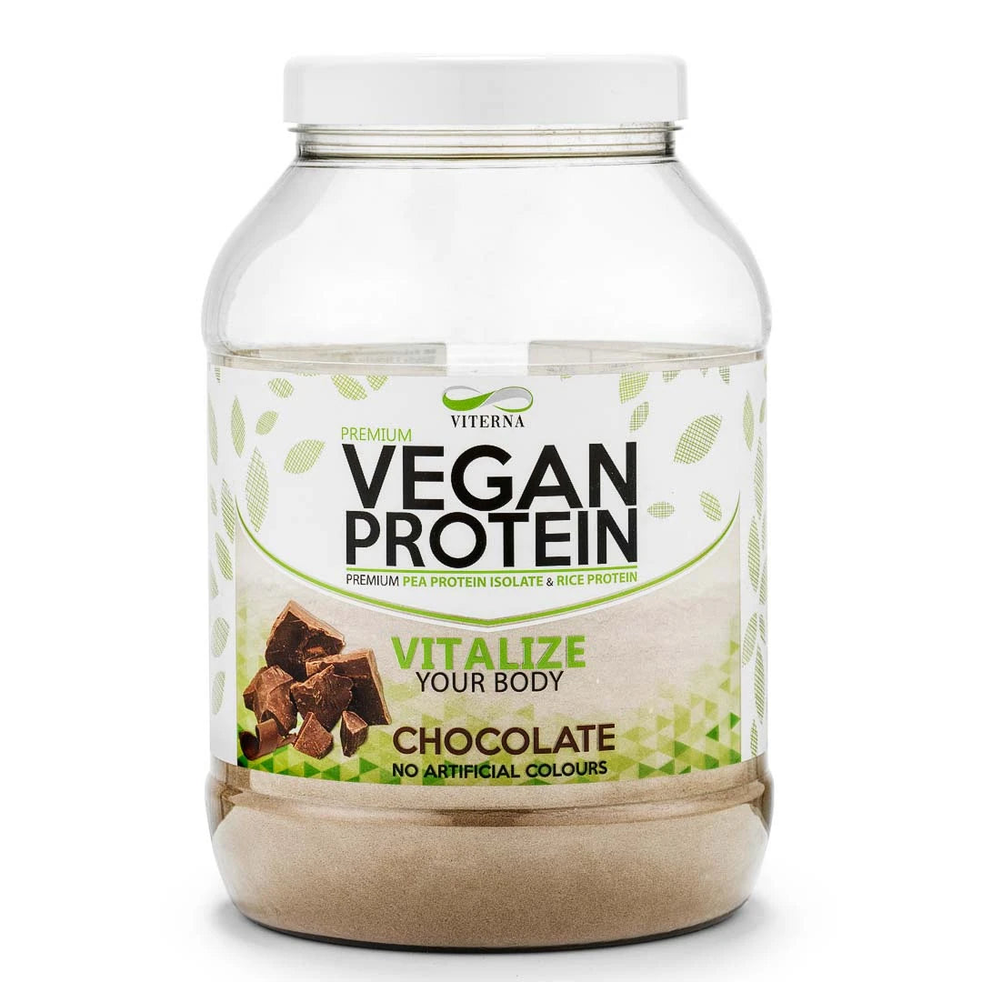 Viterna Vegan Protein 900 g läpinäkyvässä purkissa, jossa on valkoinen kansi ja vihreitä yksityiskohtia, makuna Chocolate.