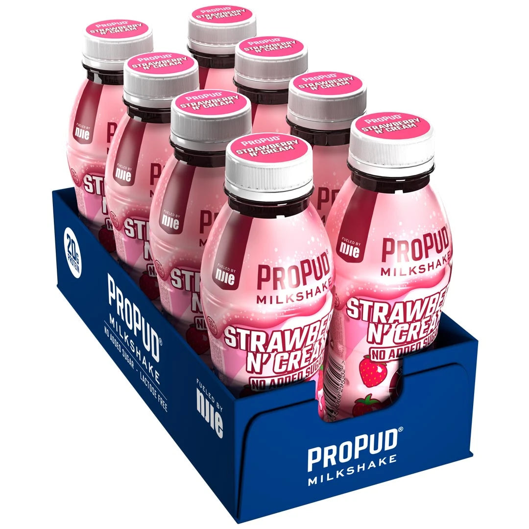 8 x NJIE ProPud Protein Milkshake 330 ml Strawberry & Cream tummansinisessä pakkauksessa, jossa on kahdeksan vaaleanpunaista pulloa valkoisilla korkeilla.
