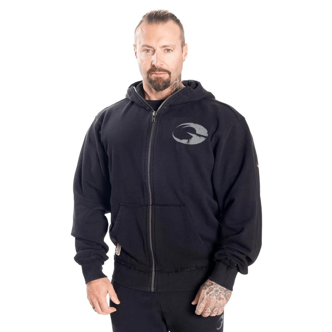 GASP Original Hoodie Black miehen päällä, paksu musta puuvillahuppari vetoketjulla, rintalogolla ja raakareunoilla., kuva 5/6