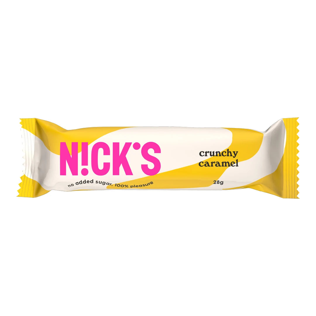 Nicks Crunchy Caramel 28 g -suklaapatukka valkoisessa kääreessä, jossa on keltaisia yksityiskohtia ja pinkki logo.