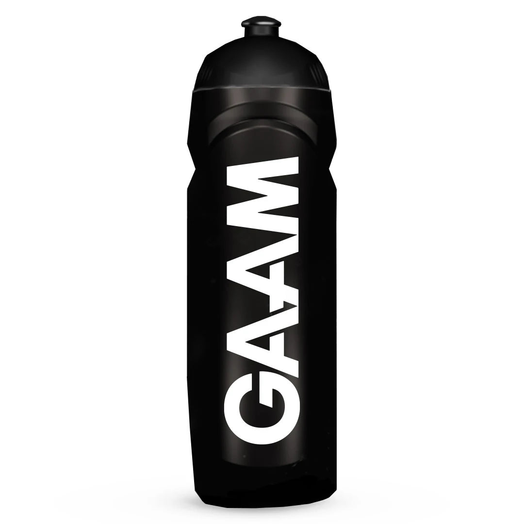 Musta GAAM Water bottle 750 ml BPA- ja DEHP-vapaasta muovista, sivussa suuri valkoinen logo.