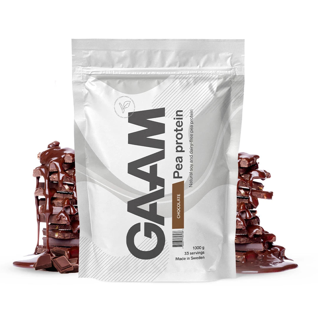 GAAM Pea Protein 1 kg -vegaaninen proteiinijauhe valkoisessa pussissa suklaanmakuisena, suklaapalojen ympäröimänä.