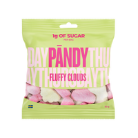 Pändy Candy 50 g Fluffy Clouds -vaahtokarkkeja vaaleanvihreässä pussissa pinkillä tekstillä, makuna ahomansikka ja omena.