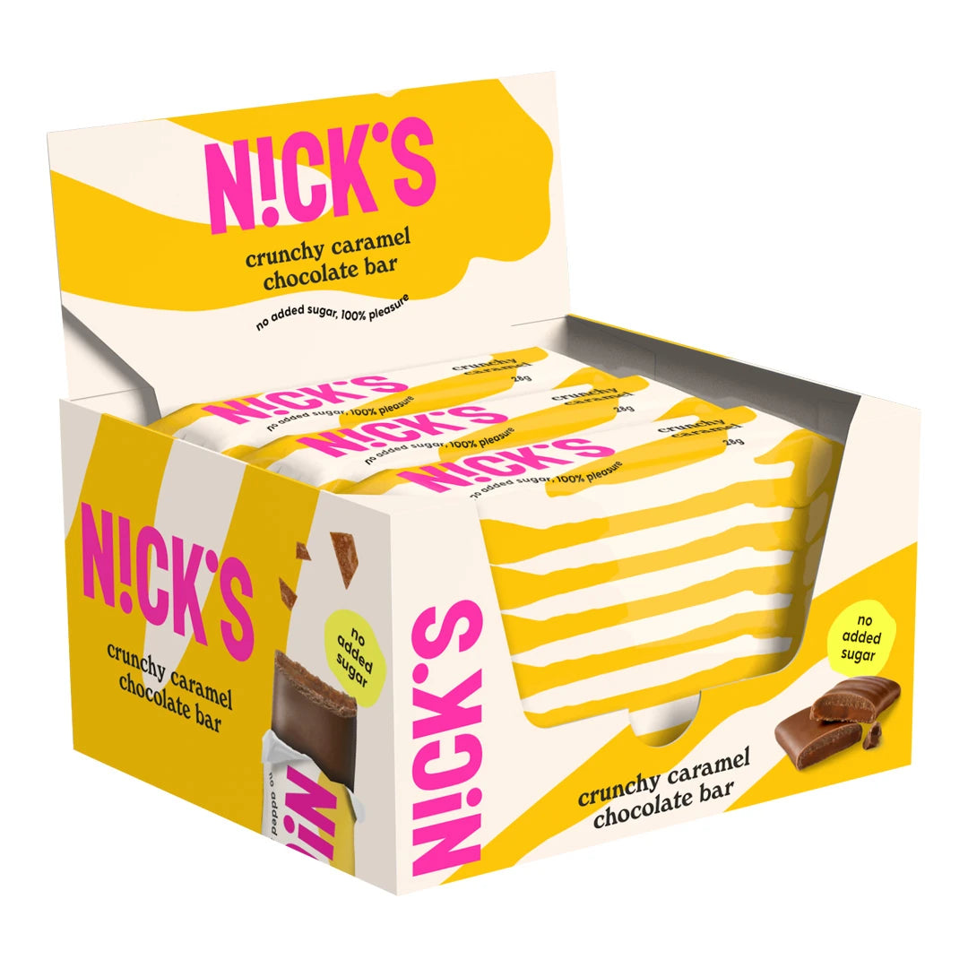 21 x Nicks Crunchy Caramel 28 g kelta-valkoisessa laatikossa, joka on täytetty suklaapatukoilla.