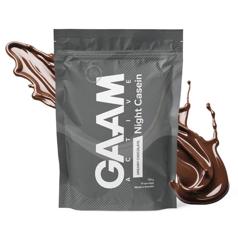 GAAM Active Night Casein 750 g -kaseiiniproteiini tummanharmaassa pussissa suklaaroiskeilla, makuna Dreamy Chocolate.