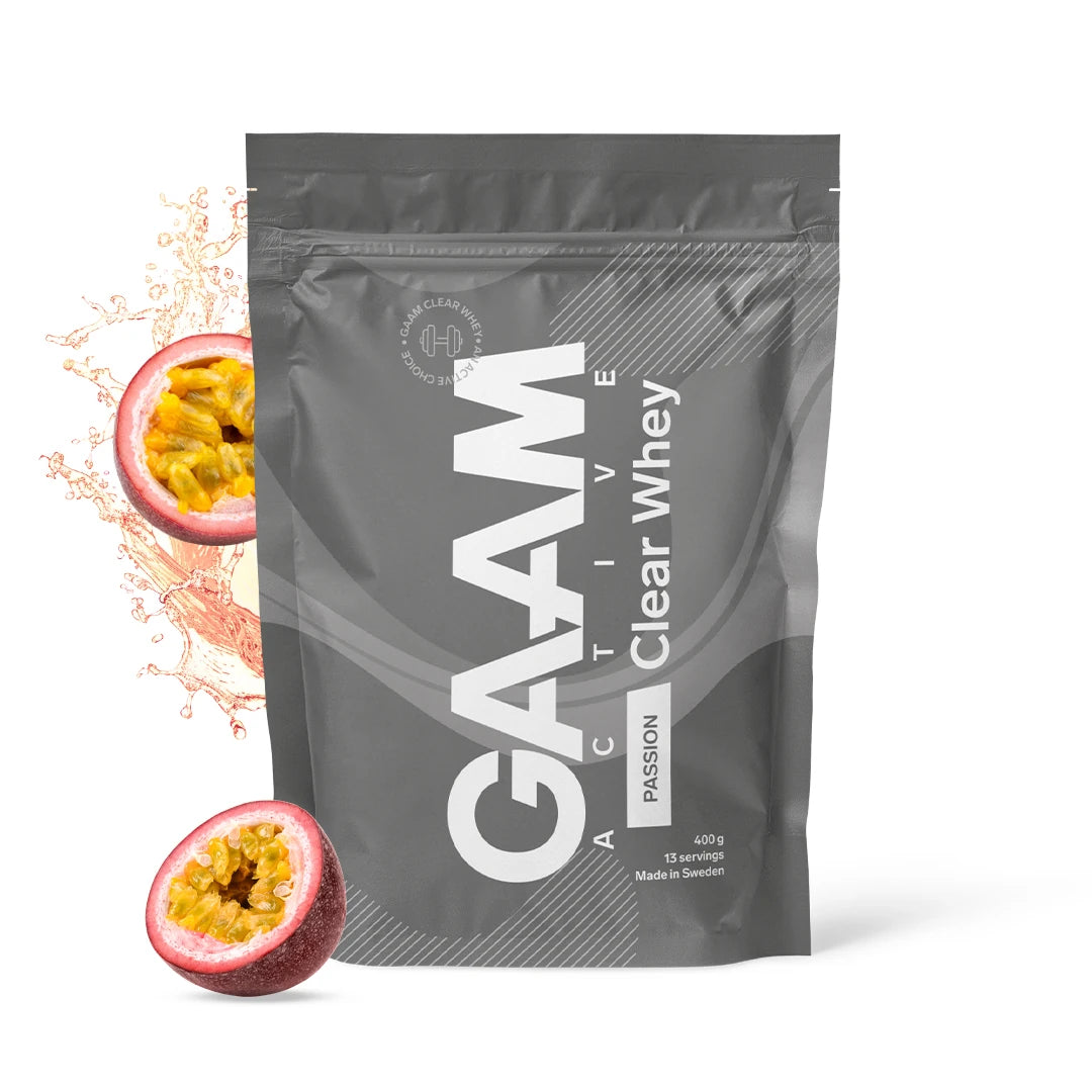 GAAM Active Clear Whey 400 g -proteiinijauhe tummanharmaassa pussissa, taustalla passionhedelmää ja nesteroiskeita.