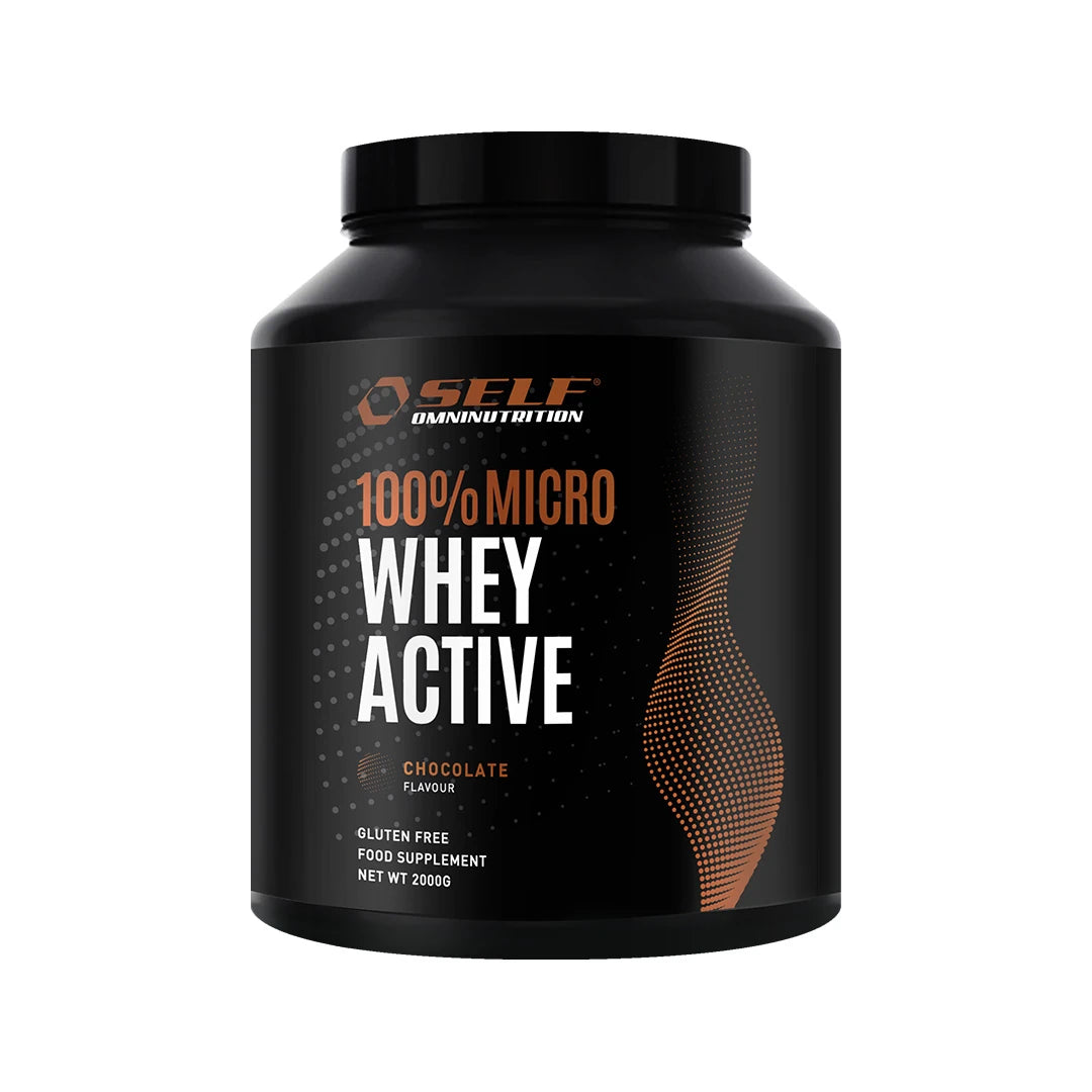 Self Omninutrition 100% Micro Whey Active 2 kg -proteiinijauhe mustassa purkissa, jossa kuparinvärisiä yksityiskohtia, makuna Chocolate.