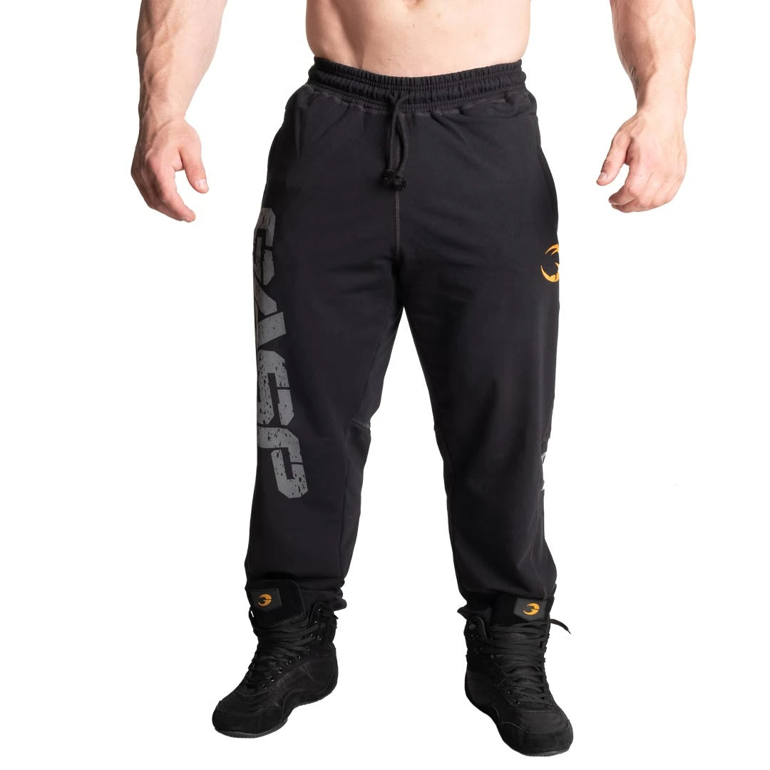 GASP Vintage Sweatpants Black -mustat kapealinjaiset treenihousut, joiden oikeassa lahkeessa on suuri harmaa logo., kuva 1/6