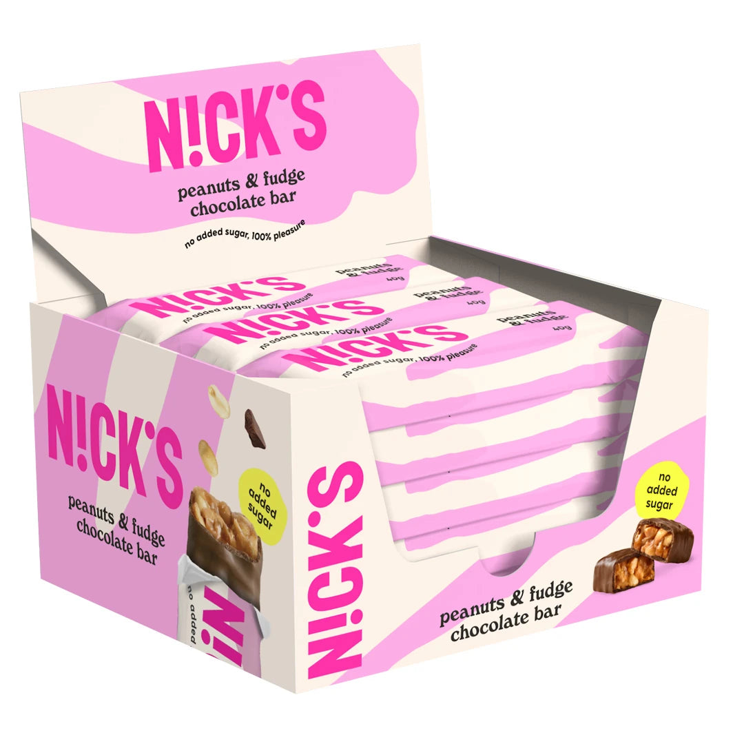 15 x Nicks Peanuts & fudge 40 g suklaapatukoita vaaleanpunaisessa ja valkoisessa esittelylaatikossa.