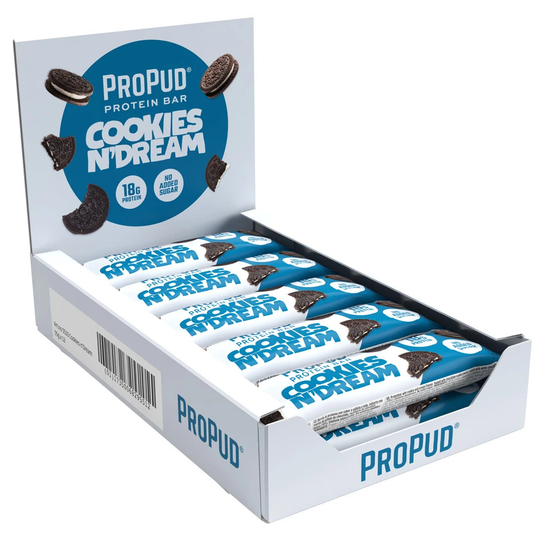 12 x NJIE ProPud Proteinbar 55 g Cookies n' Dream valkoisessa esittelylaatikossa, joka on täytetty sini-valkoisilla patukoilla.