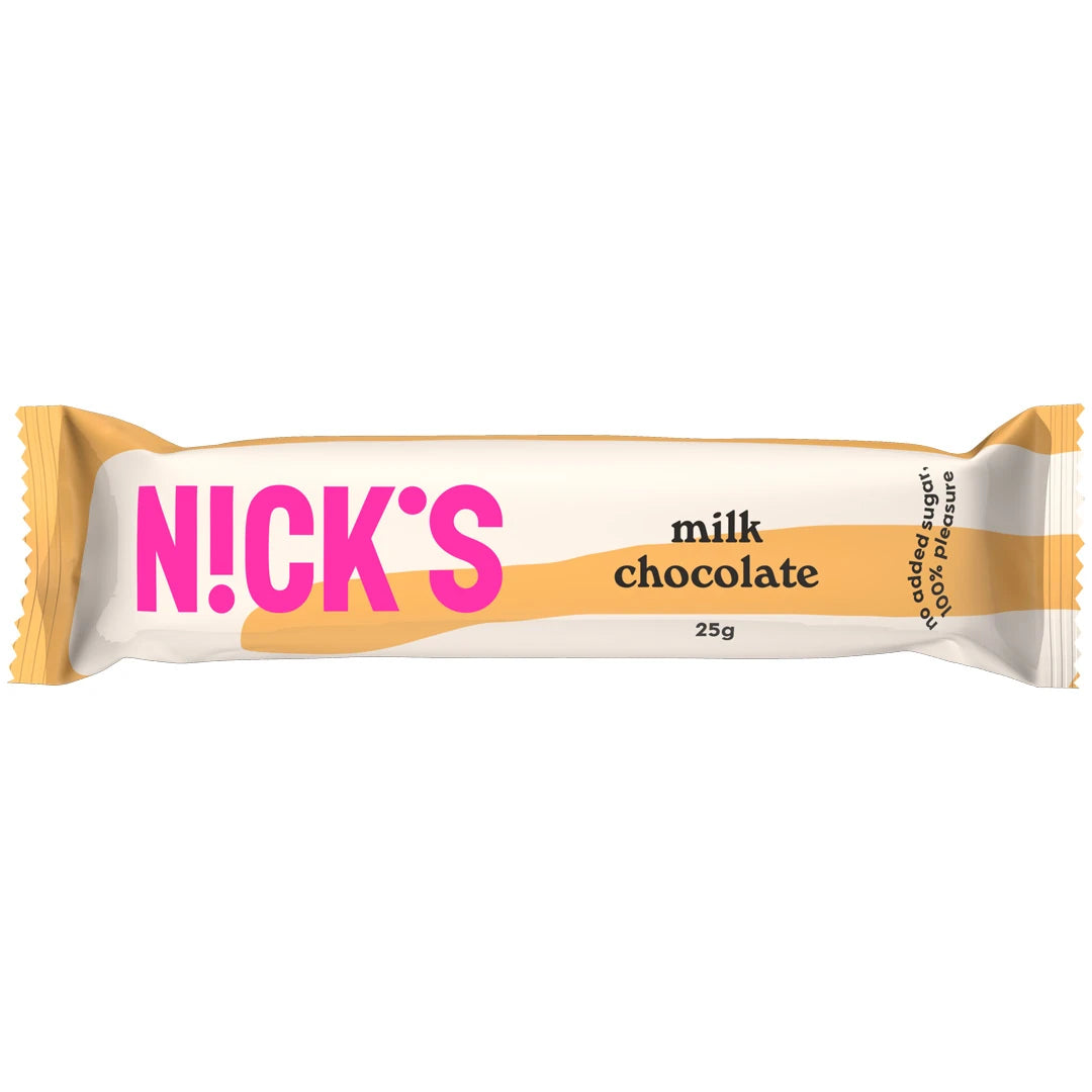 Nicks Milk Chocolate 25 g -suklaapatukka valkoisessa pakkauksessa, jossa on beigejä yksityiskohtia ja pinkki logo.