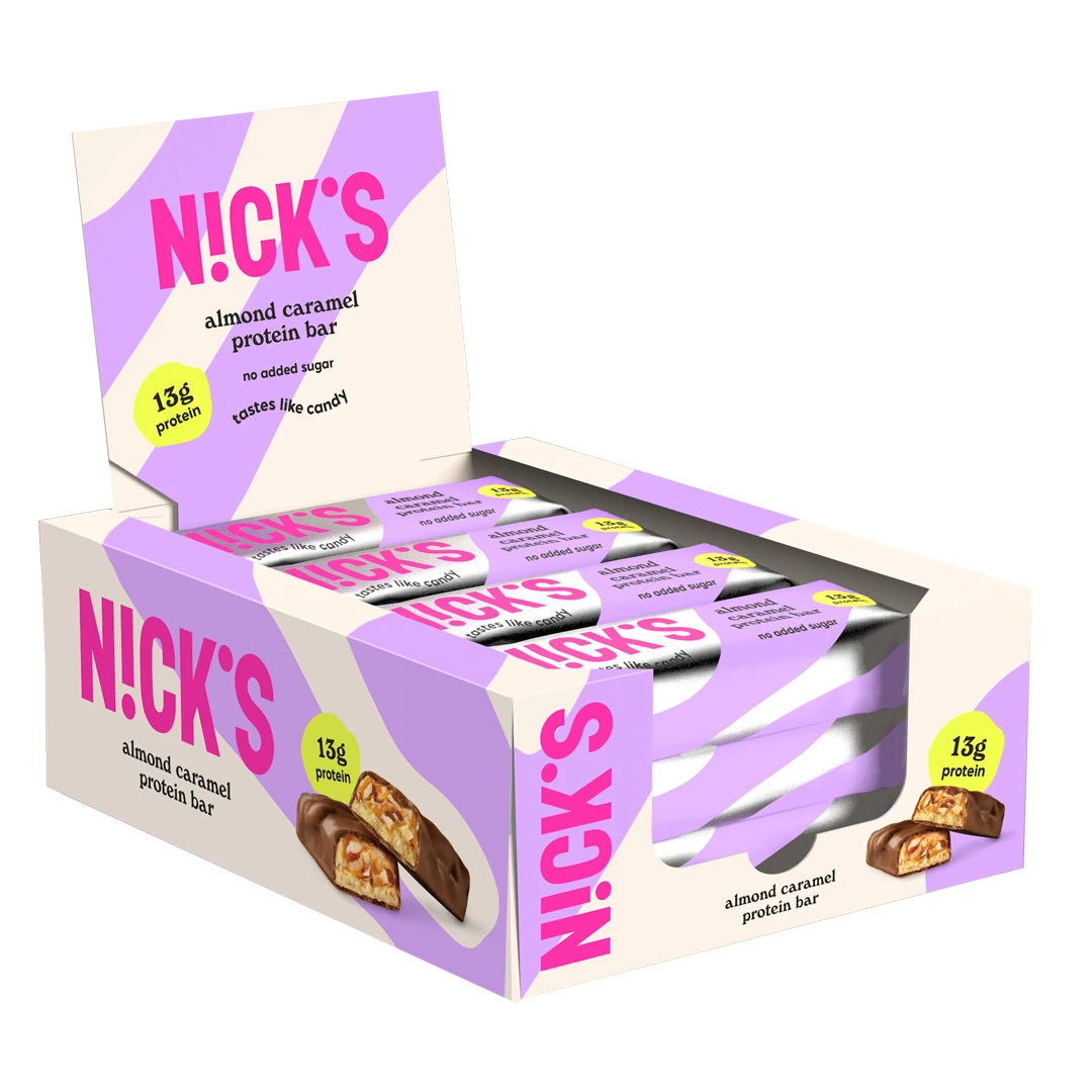 12 x NICKS Soft bar 50 g Almond Caramel liilavalkoisessa esittelylaatikossa yhteensopivilla pakkauksilla.