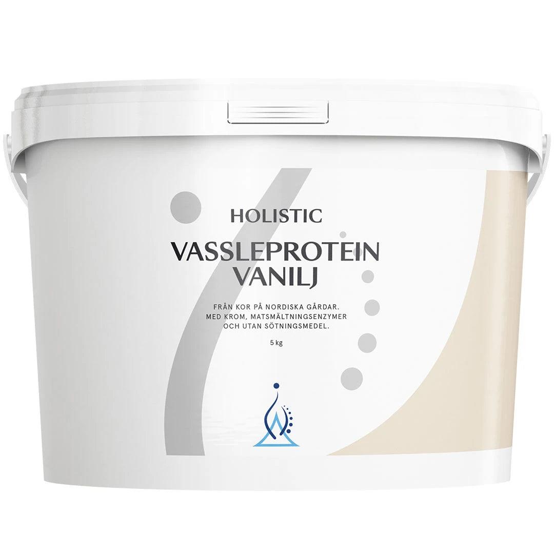 Holistic Vassleprotein 5 kg -jauhe valkoisessa ämpärissä harmailla ja beigeillä yksityiskohdilla, makuna vanilja.