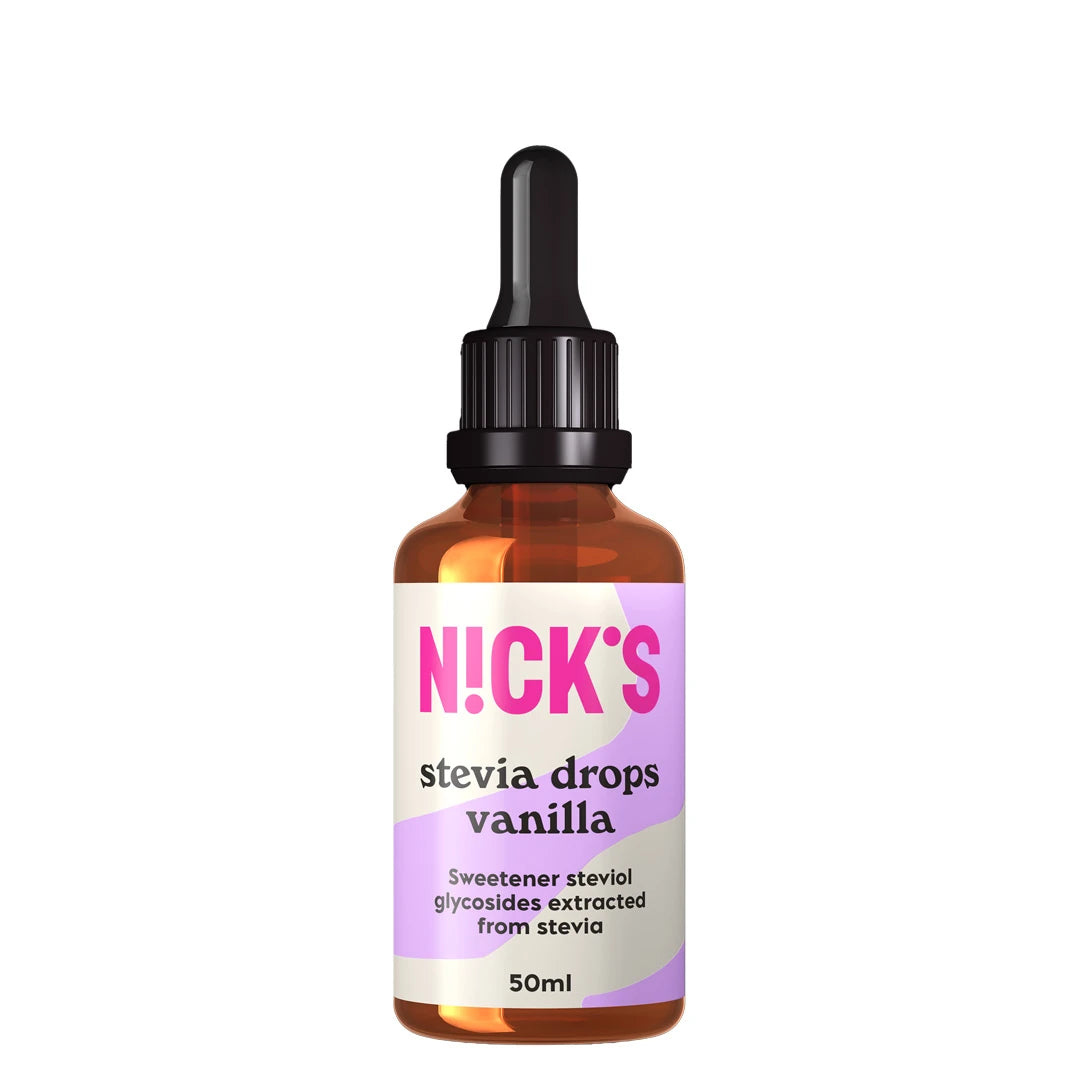 Nicks Stevia Drops Vanilla 50 ml ruskeassa lasipullossa, jossa on musta pipetti ja vaaleanvioletti etiketti.