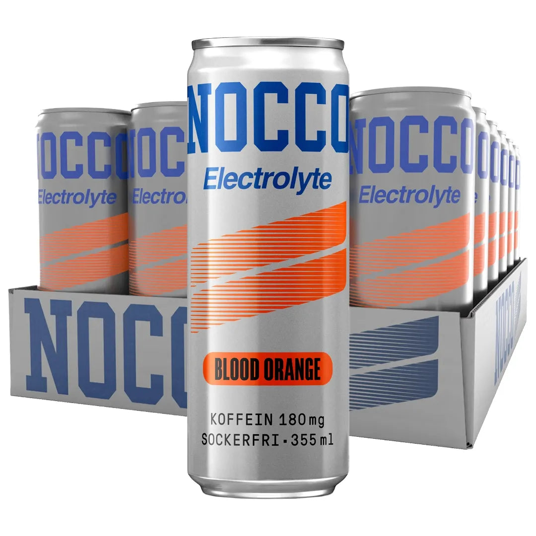 24 x NOCCO Electrolyte 355 ml Blood Orange -lava hopeisia energiajuomatölkkejä sinisellä logolla ja oransseilla raidoilla.
